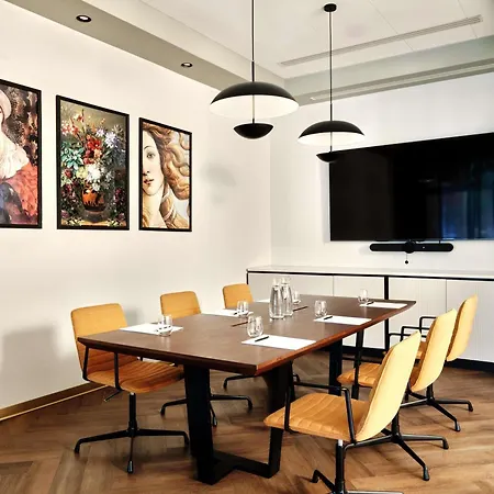 Готель Moevenpick Grand 4*
